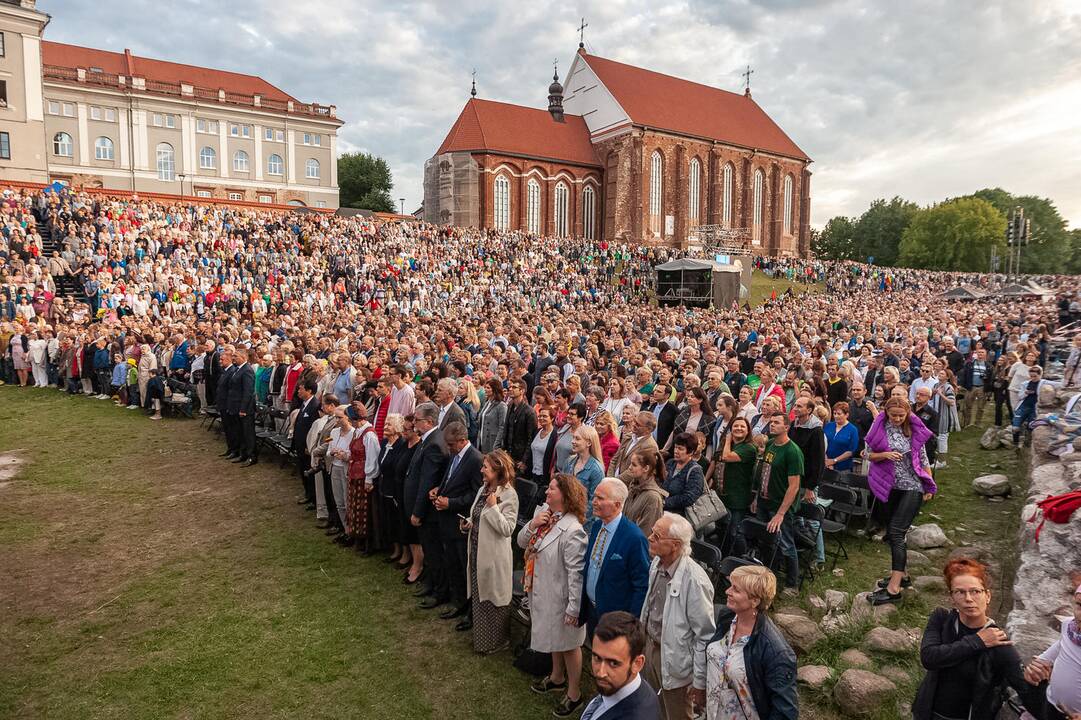 Liepos 6-oji prie Kauno pilies