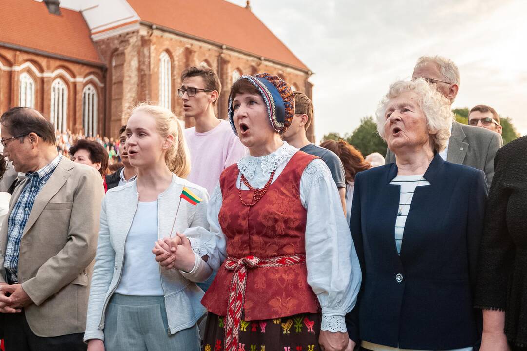 Liepos 6-oji prie Kauno pilies