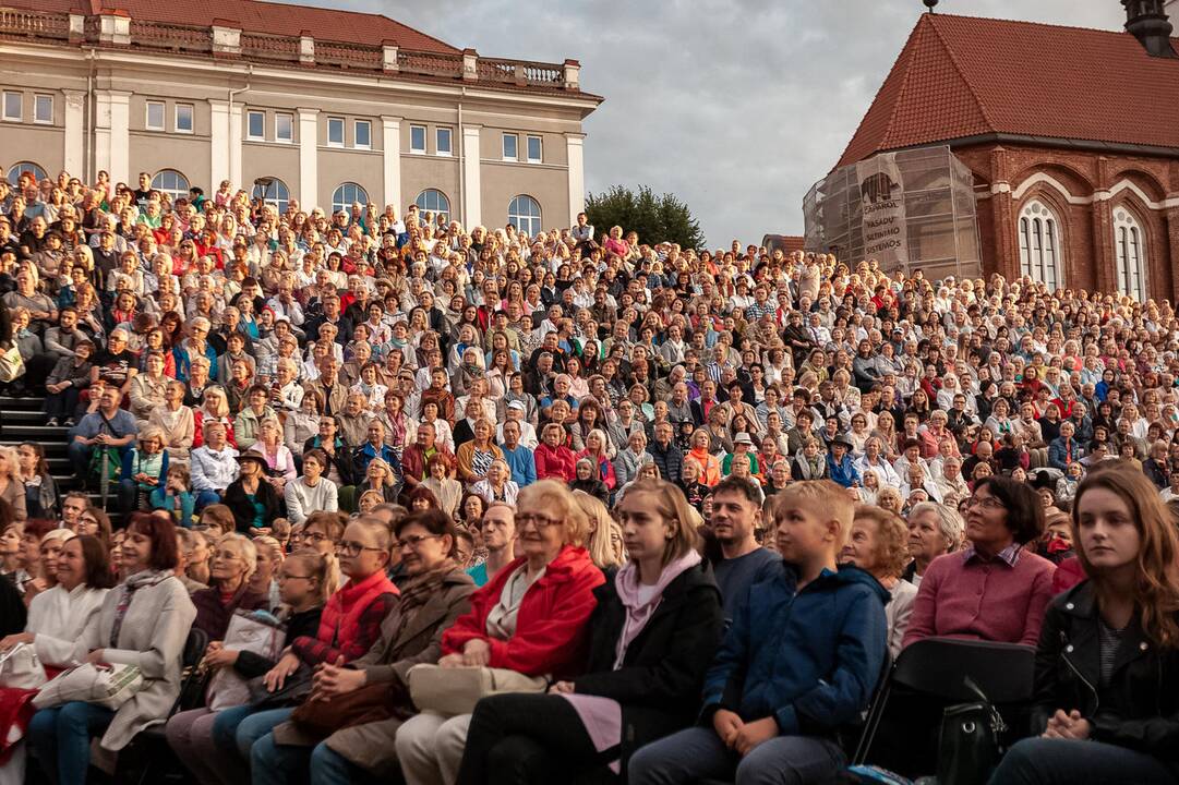 Liepos 6-oji prie Kauno pilies