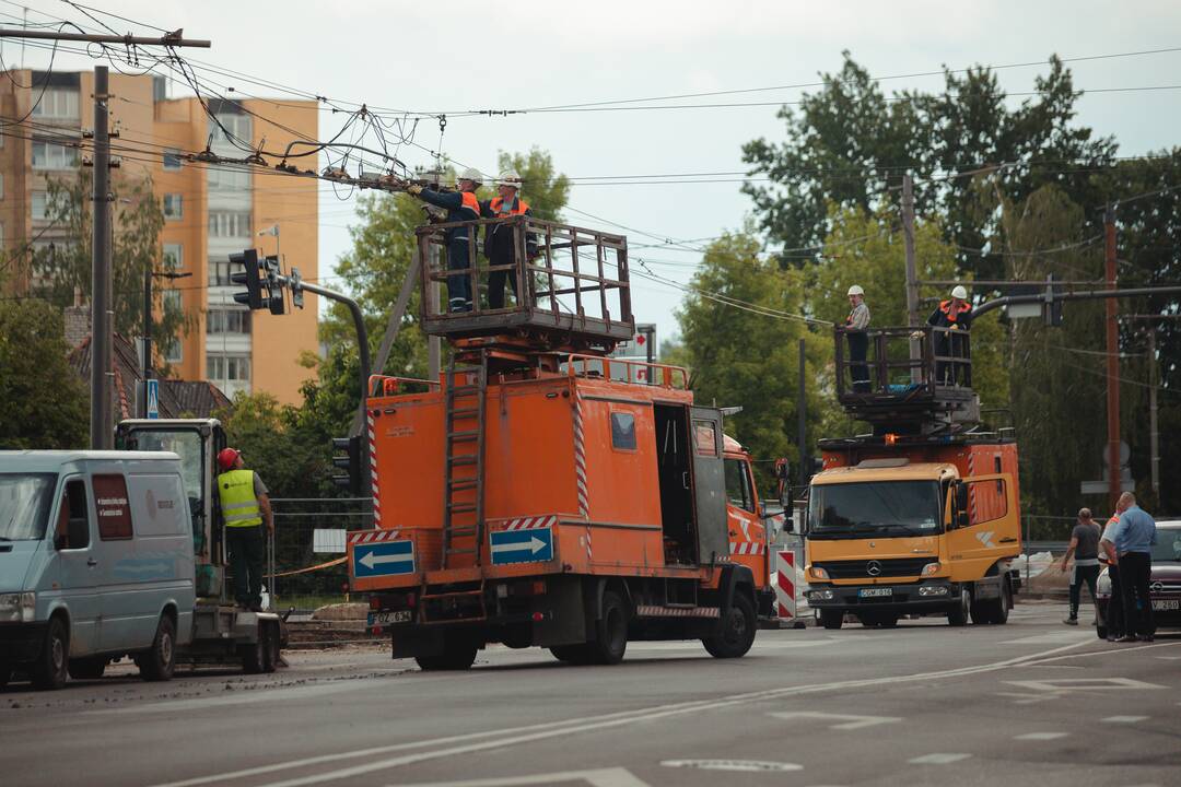 Dėl nutrūkusių troleibuso laidų judrioje sankryžoje sustabdytas eismas