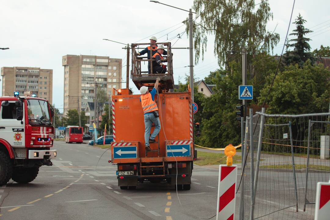 Dėl nutrūkusių troleibuso laidų judrioje sankryžoje sustabdytas eismas