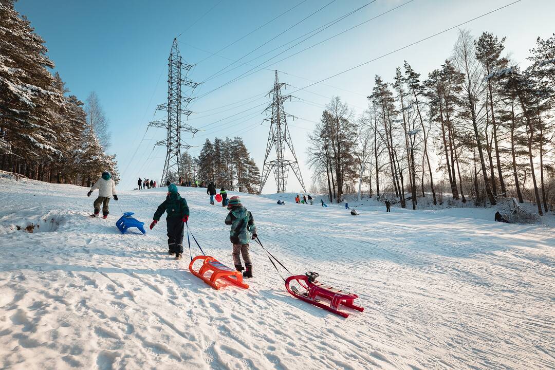 Kauniečiai ir toliau neatsispiria žiemos pramogoms