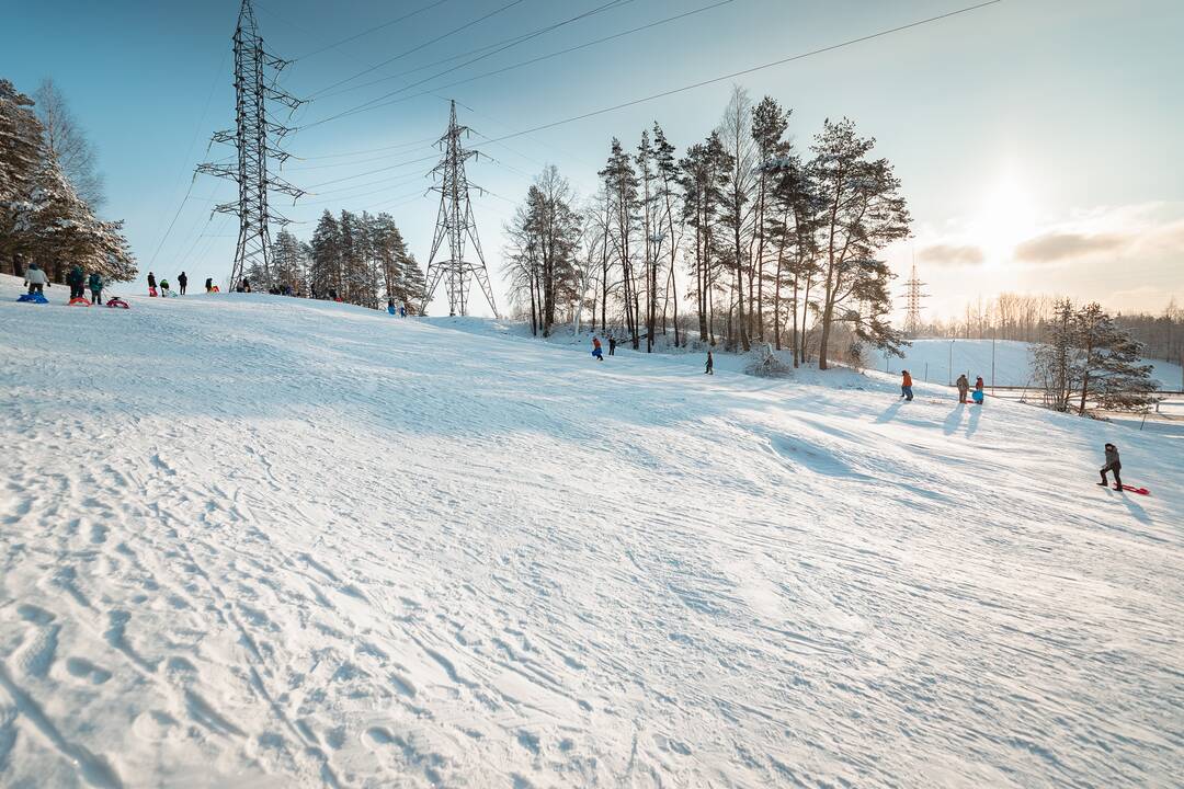 Kauniečiai ir toliau neatsispiria žiemos pramogoms