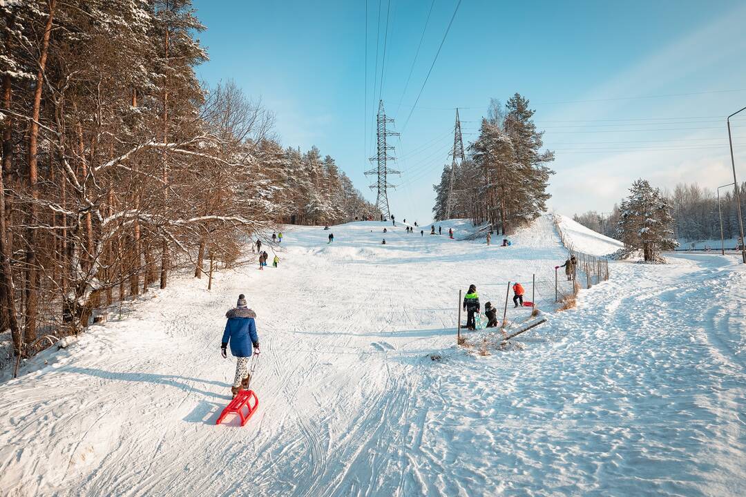 Kauniečiai ir toliau neatsispiria žiemos pramogoms