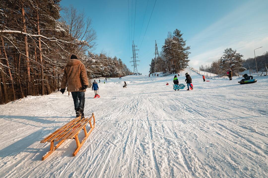 Kauniečiai ir toliau neatsispiria žiemos pramogoms
