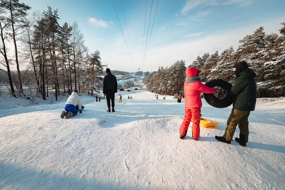 Kauniečiai ir toliau neatsispiria žiemos pramogoms