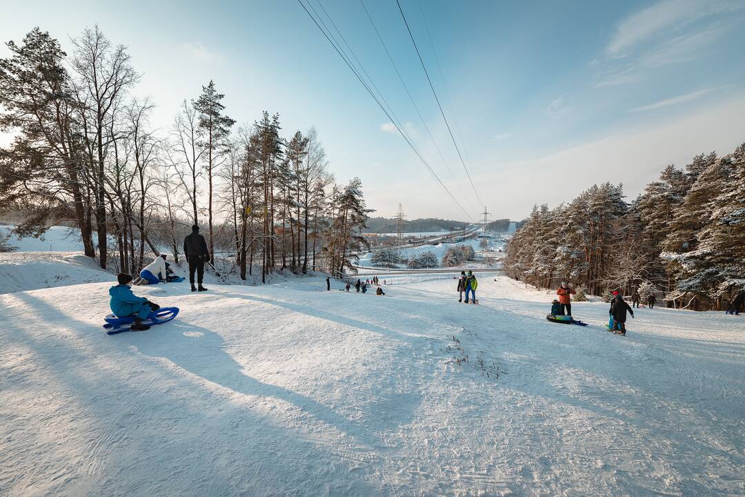 Kauniečiai ir toliau neatsispiria žiemos pramogoms