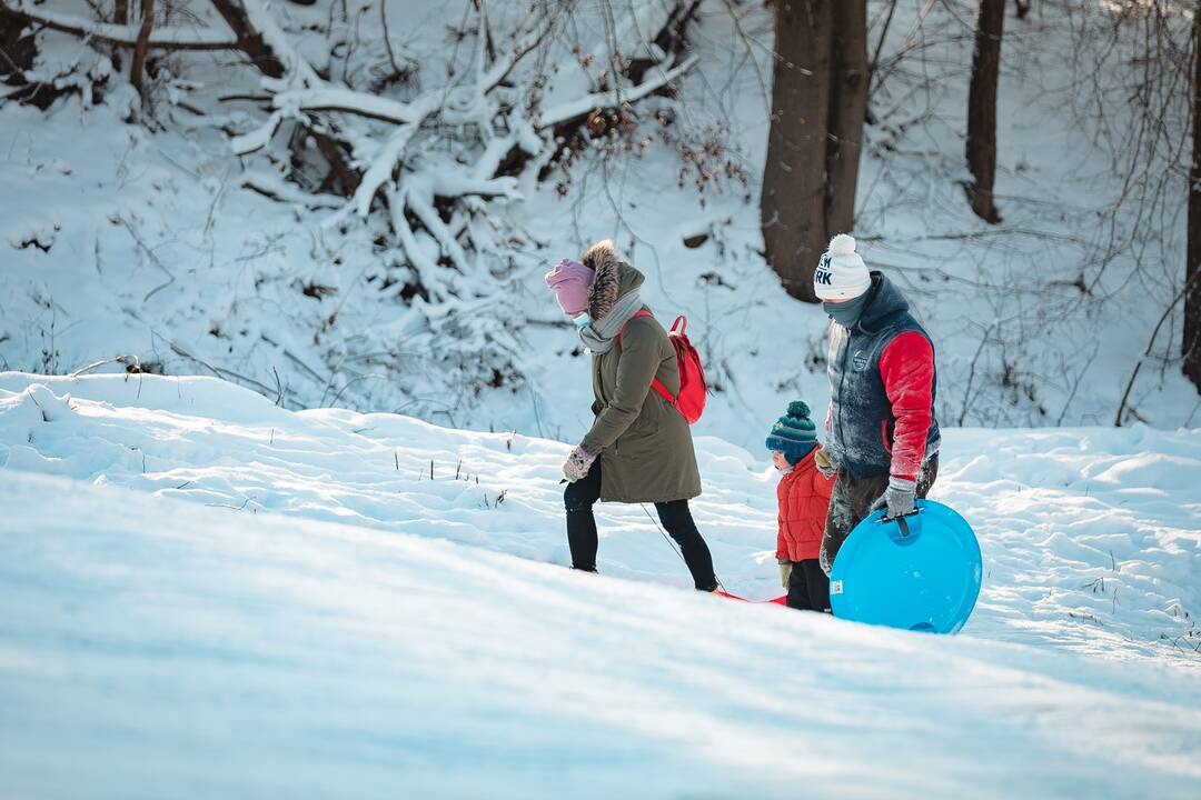 Kauniečiai ir toliau neatsispiria žiemos pramogoms