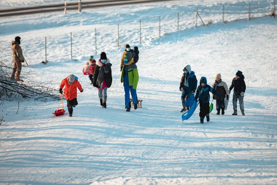 Kauniečiai ir toliau neatsispiria žiemos pramogoms