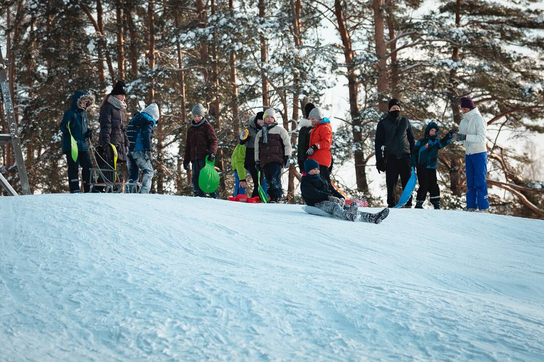 Kauniečiai ir toliau neatsispiria žiemos pramogoms