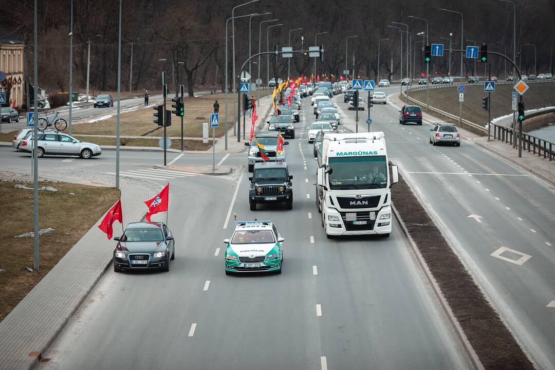 Kaune nusidriekė šventinė automobilių kolona