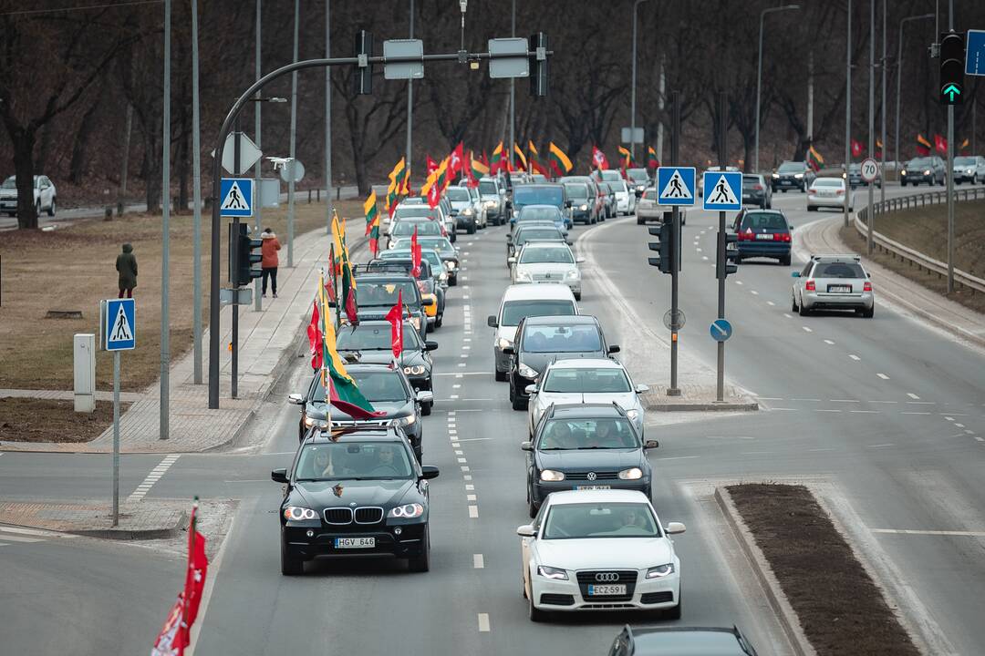 Kaune nusidriekė šventinė automobilių kolona