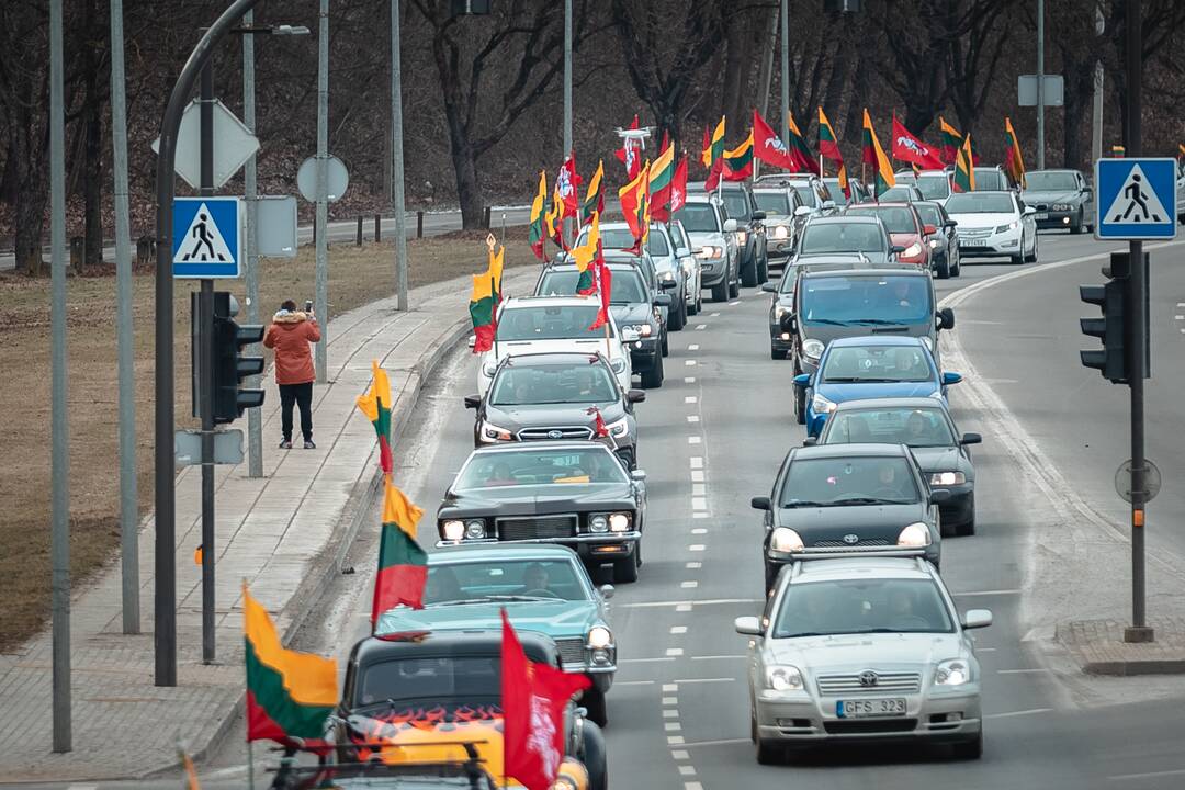 Kaune nusidriekė šventinė automobilių kolona