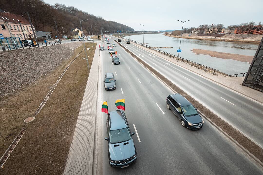 Kaune nusidriekė šventinė automobilių kolona