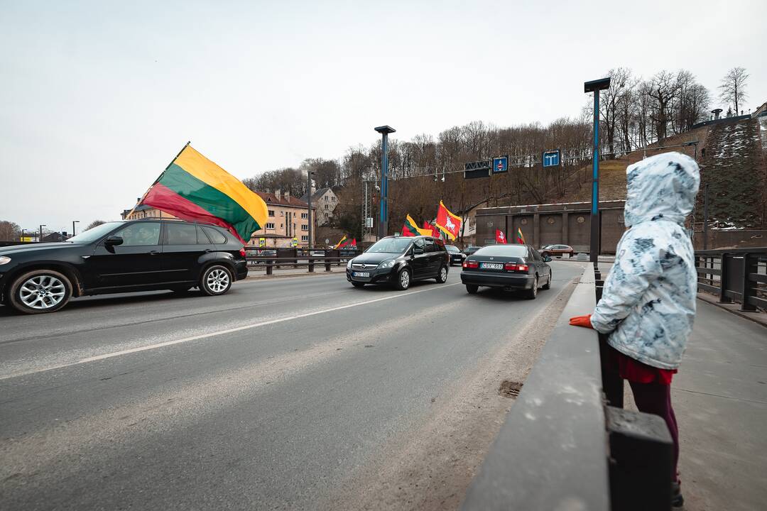 Kaune nusidriekė šventinė automobilių kolona