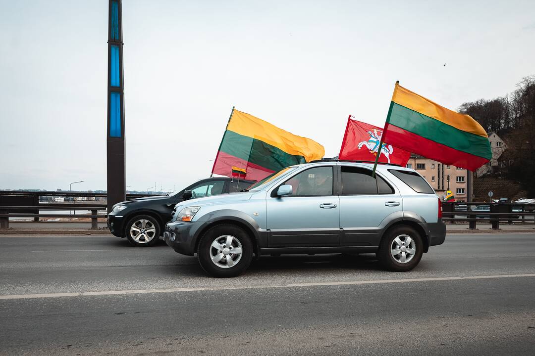 Kaune nusidriekė šventinė automobilių kolona