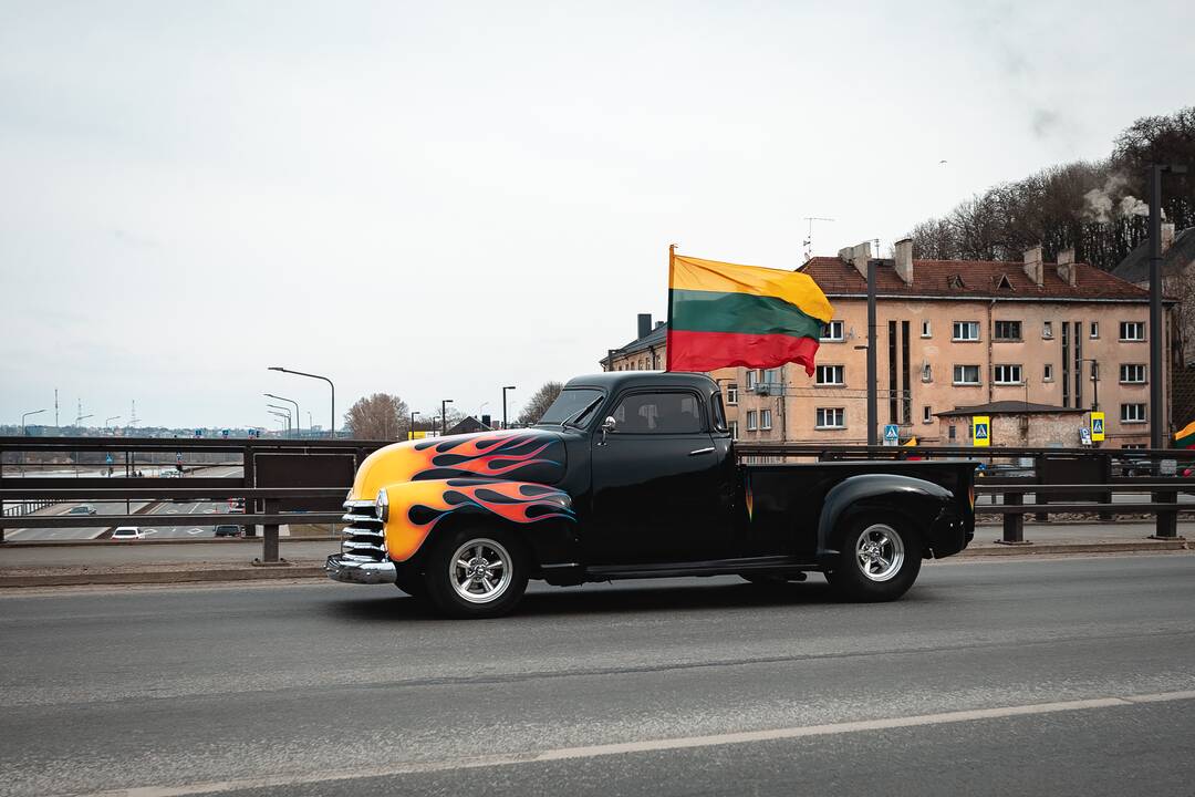 Kaune nusidriekė šventinė automobilių kolona