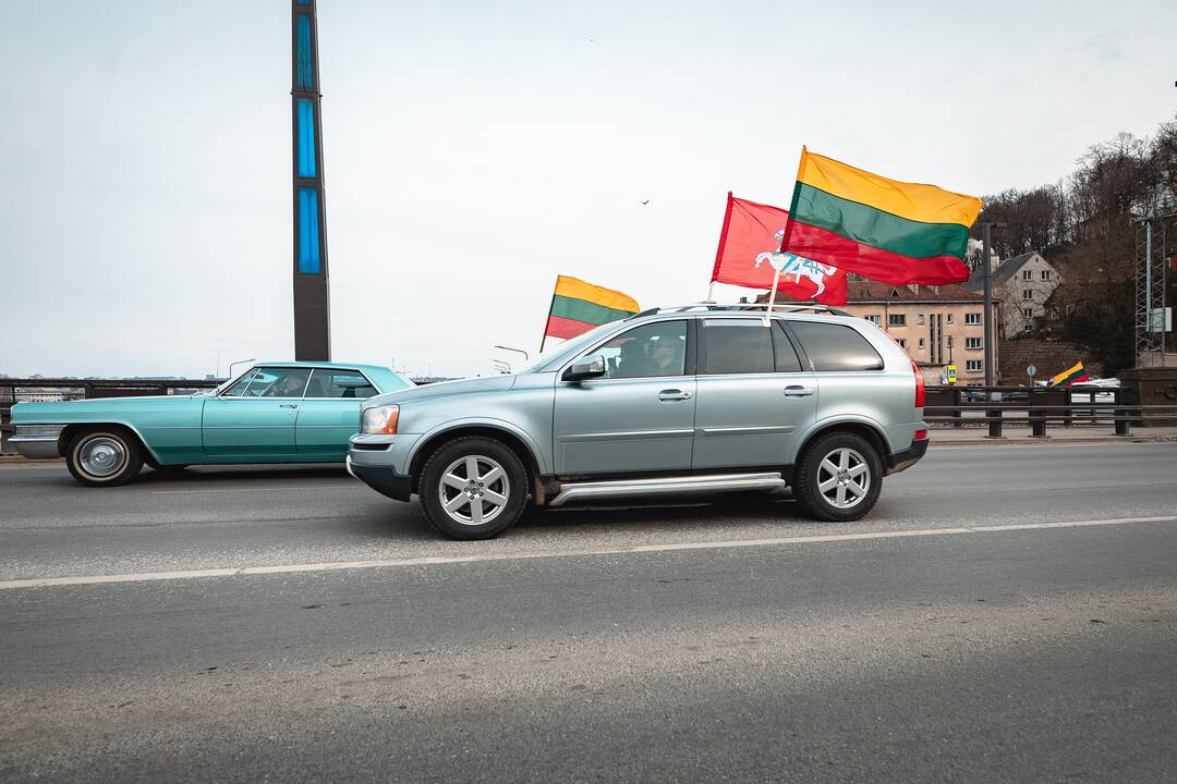 Kaune nusidriekė šventinė automobilių kolona