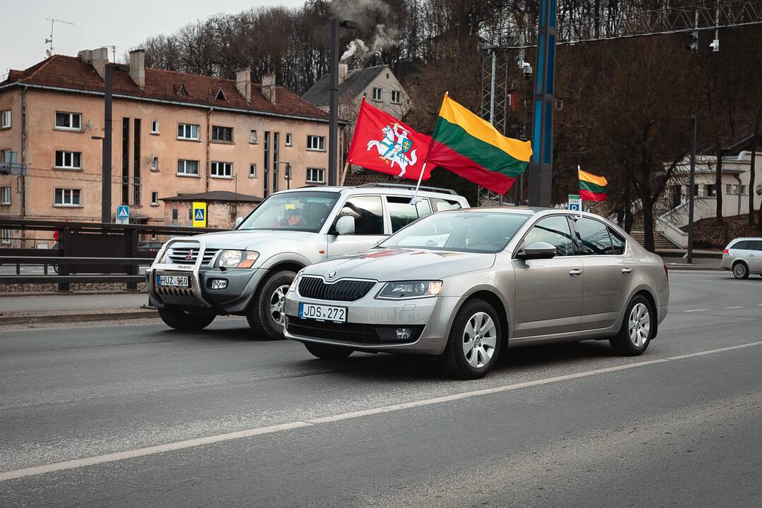 Kaune nusidriekė šventinė automobilių kolona