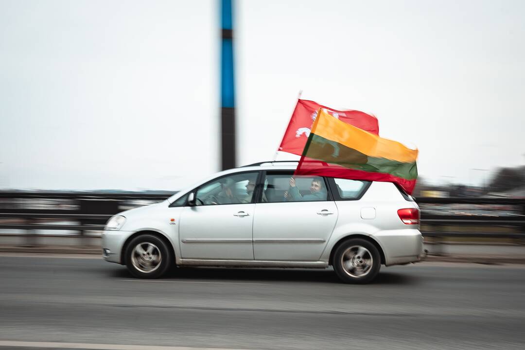 Kaune nusidriekė šventinė automobilių kolona