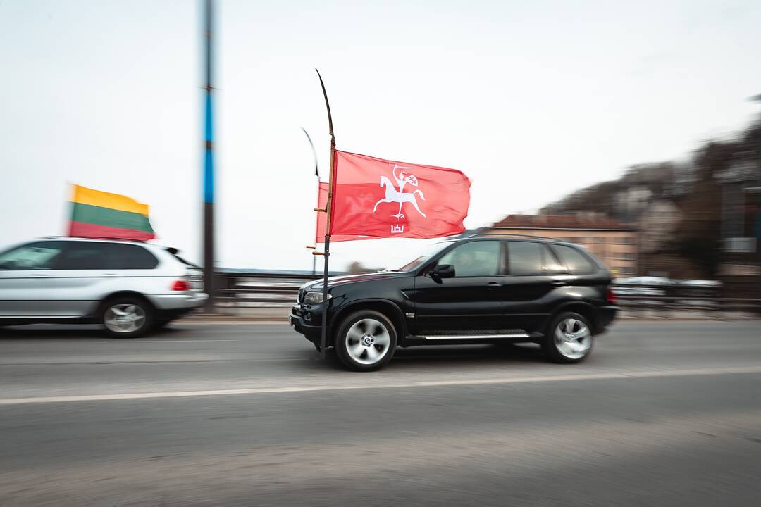 Kaune nusidriekė šventinė automobilių kolona