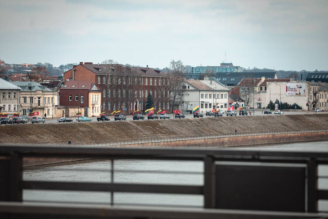 Kaune nusidriekė šventinė automobilių kolona