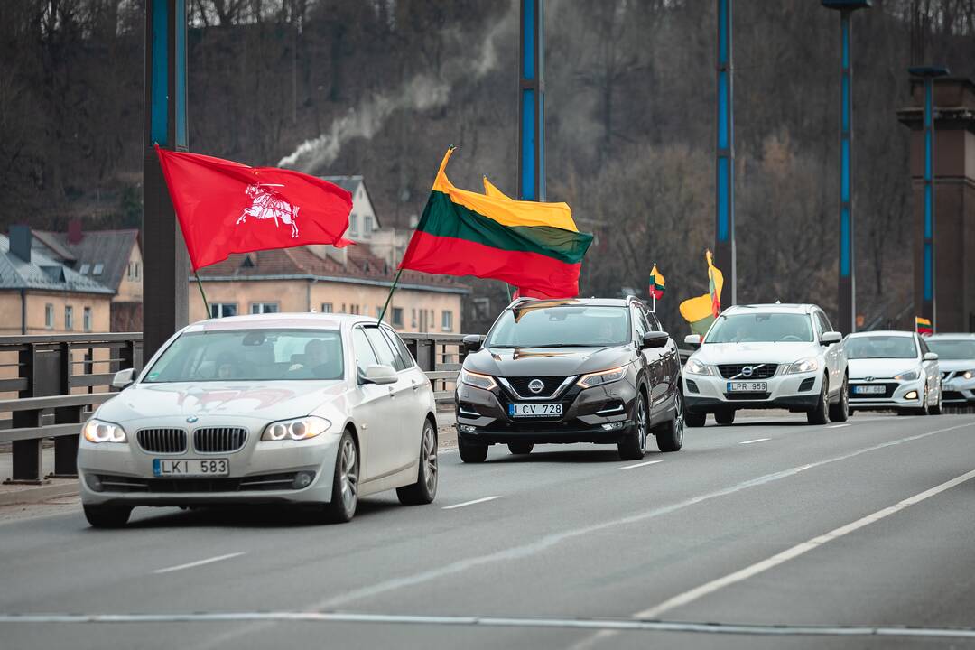 Kaune nusidriekė šventinė automobilių kolona