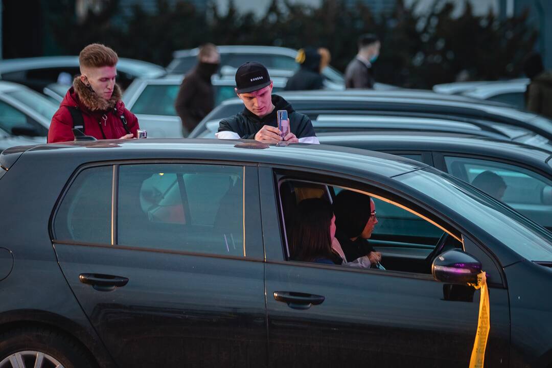Koncertas automobiliuose „Urmo“ miestelio aikštelėje