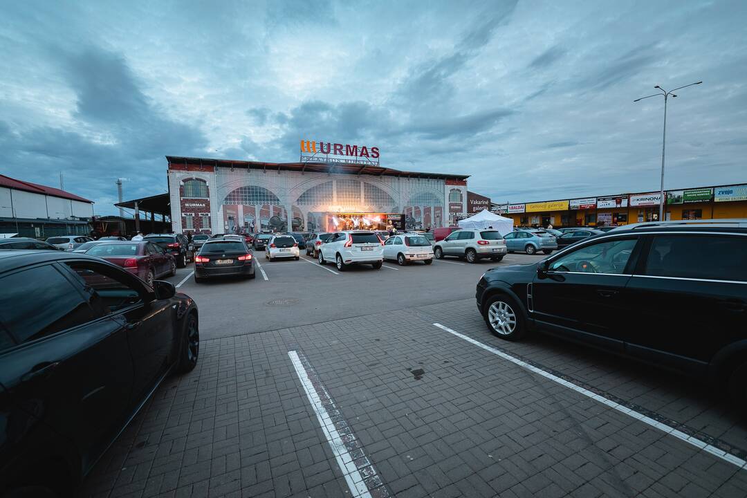 Koncertas automobiliuose „Urmo“ miestelio aikštelėje