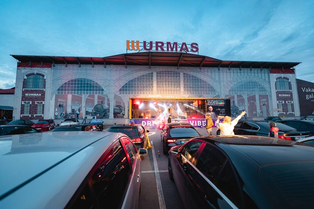 Koncertas automobiliuose „Urmo“ miestelio aikštelėje