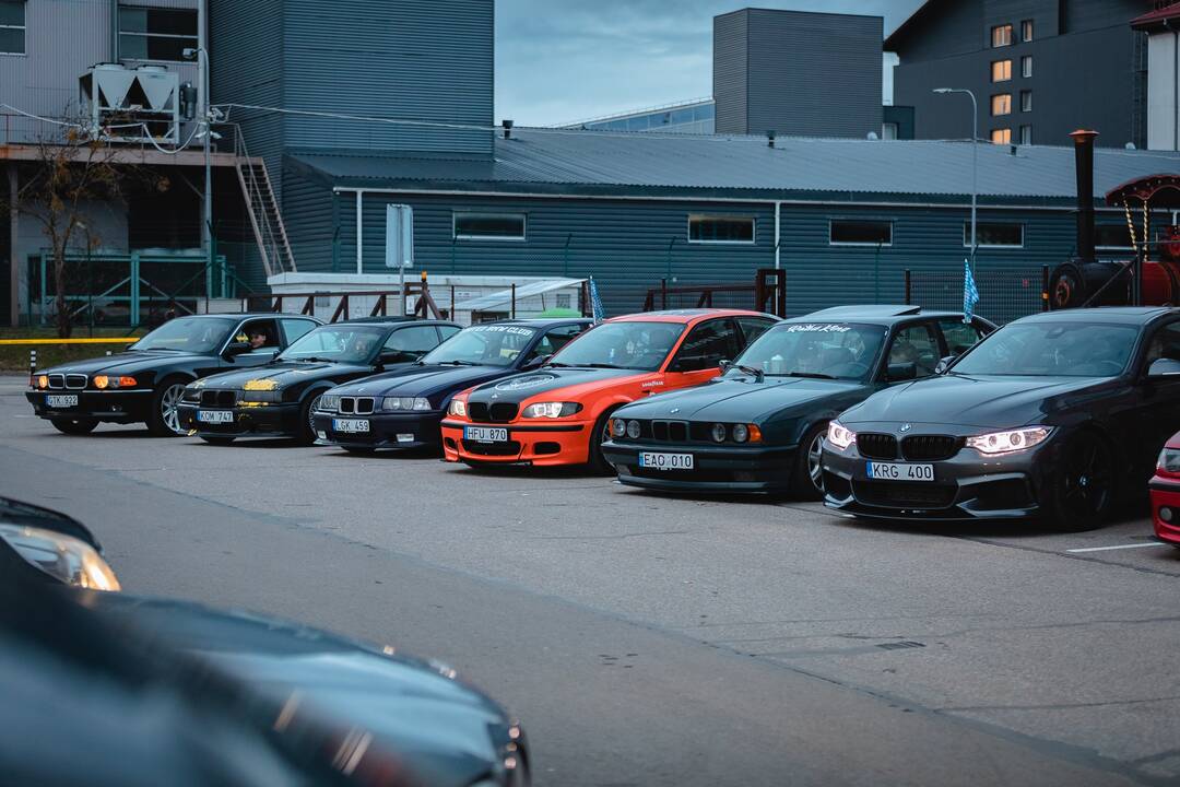 Koncertas automobiliuose „Urmo“ miestelio aikštelėje