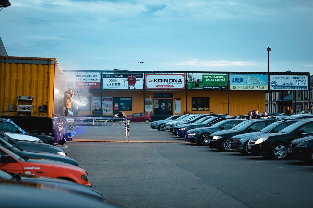 Koncertas automobiliuose „Urmo“ miestelio aikštelėje