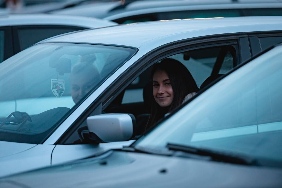 Koncertas automobiliuose „Urmo“ miestelio aikštelėje