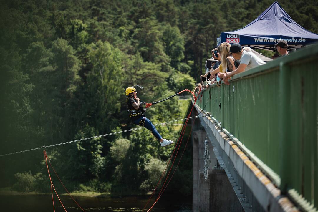 Sekmadienį Kaune – adrenalino mėgėjų šuoliai su virve nuo tilto