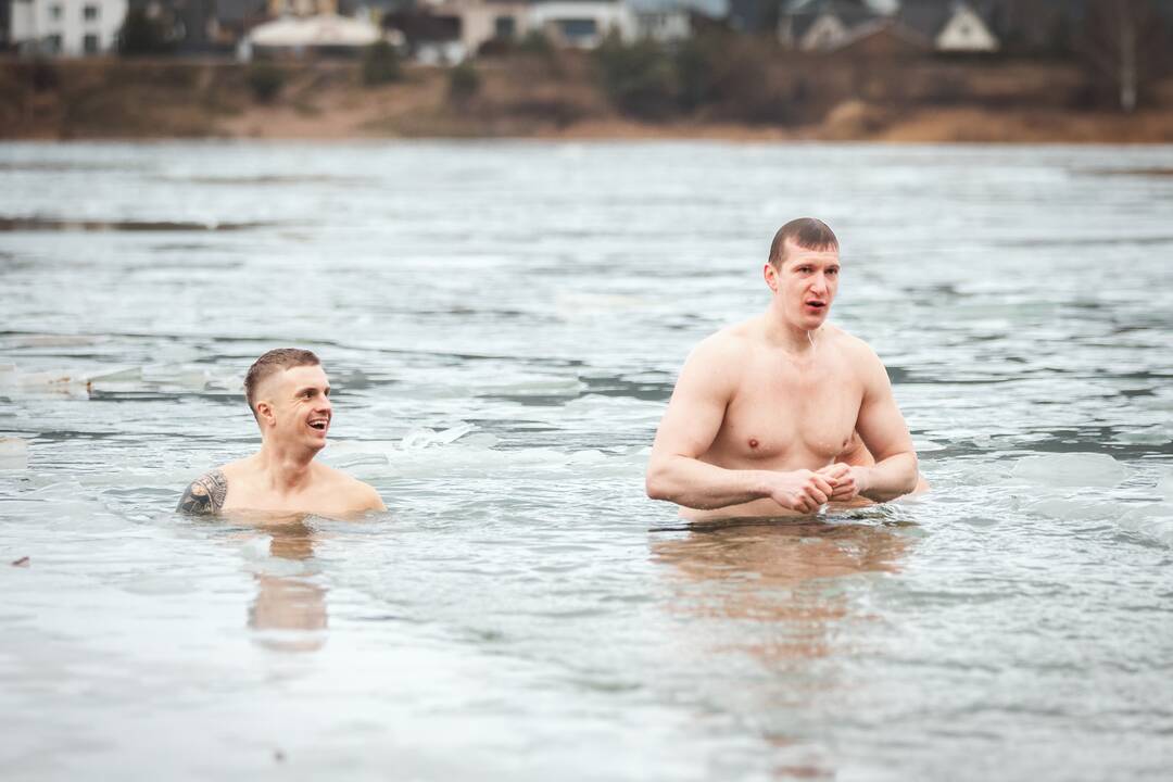 Ruoniai nėrė į Lampėdžio ežerą