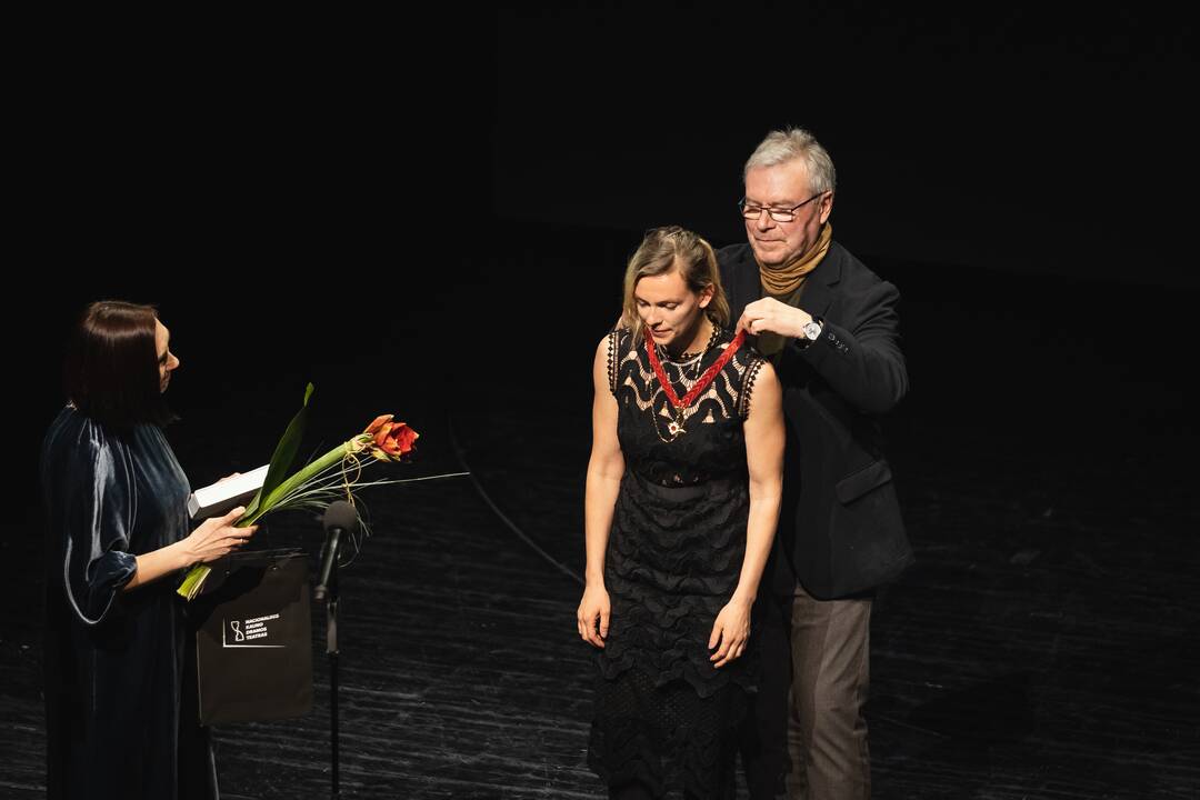 Auksinių scenos kryžių teikimas
