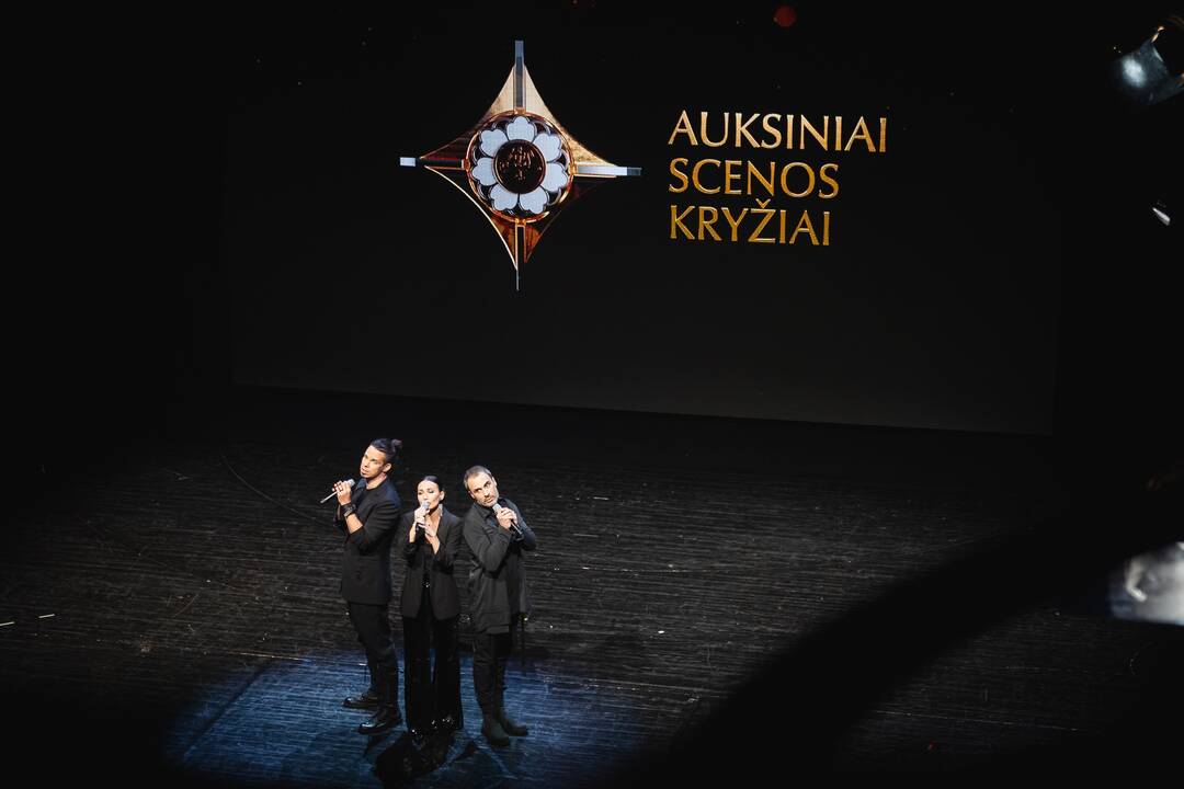 Auksinių scenos kryžių teikimas