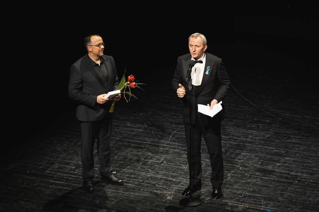 Auksinių scenos kryžių teikimas