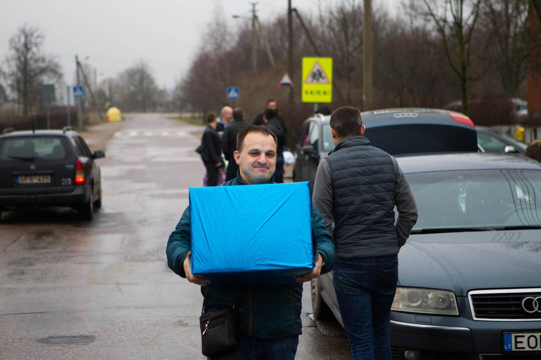 Audi klubas aplankė sunkiai gyvenančią šeimą