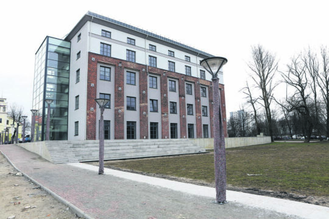 Vietoj prieškariu statyto ir miesto centre veikusio tabako fabriko beveik prieš dešimt metų įkurtas Kultūros fabrikas, kuriame dabar reziduoja menininkai.