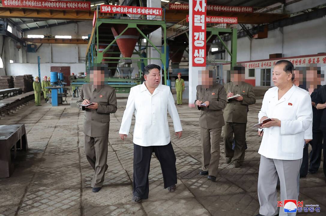 Valstybinė žiniasklaida: Kim Jong Unas ragina didinti raketų gamybą 