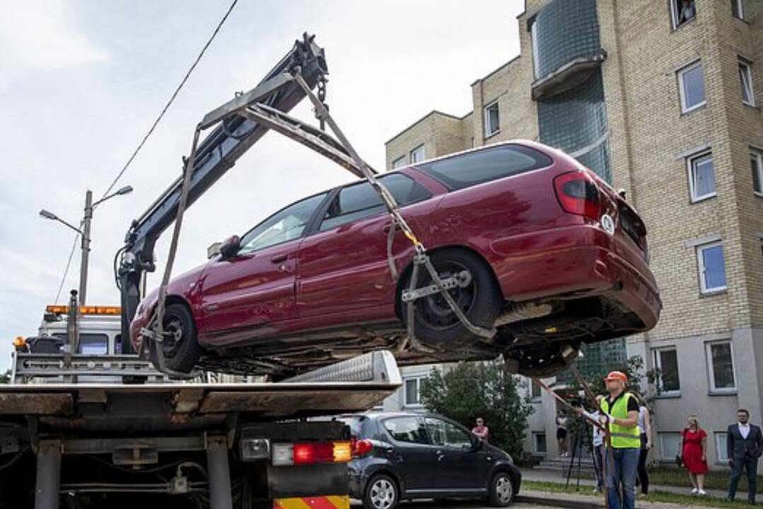 Radviliškyje – neįprasta vagystė: mašiną pakrovė ant automobilvežio ir išvežė