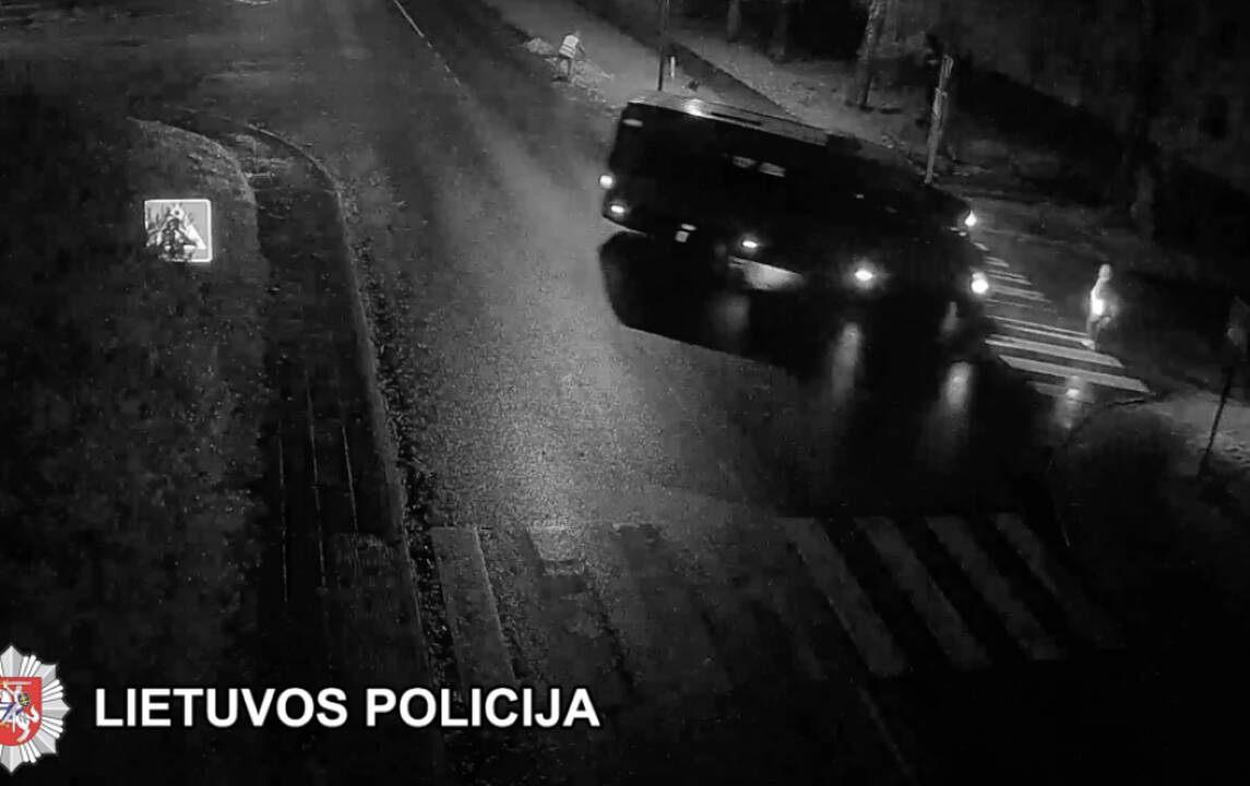 Paviešino vaizdo įrašą, kaip pėsčiųjų perėjoje mikroautobusas partrenkė paauglę