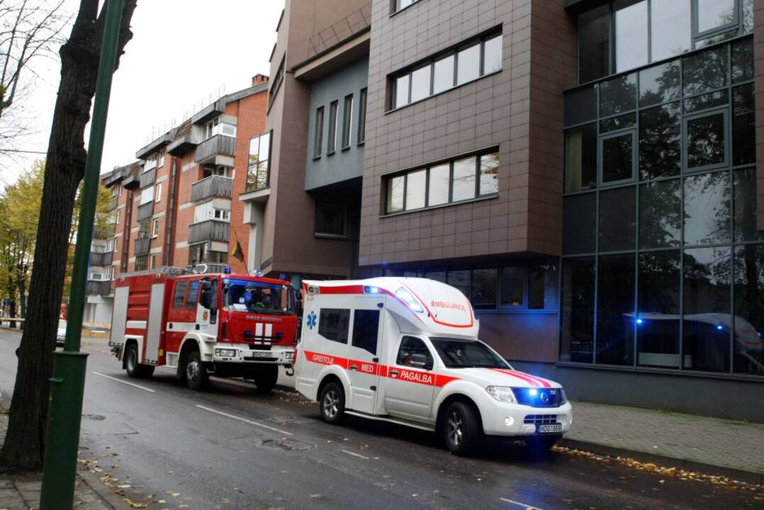 Atsargumas: dėl melagingo pranešimo apie sprogmenį teisme policija ir ugniagesiai ir prieš kelerius metus evakavo žmones