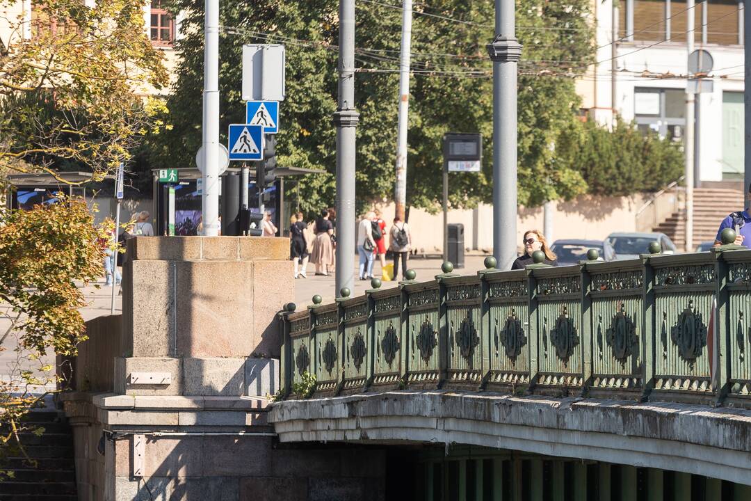 Nuo Žaliojo tilto Vilniuje pašalintos meninės instaliacijos, pakeitusios sovietines skulptūras