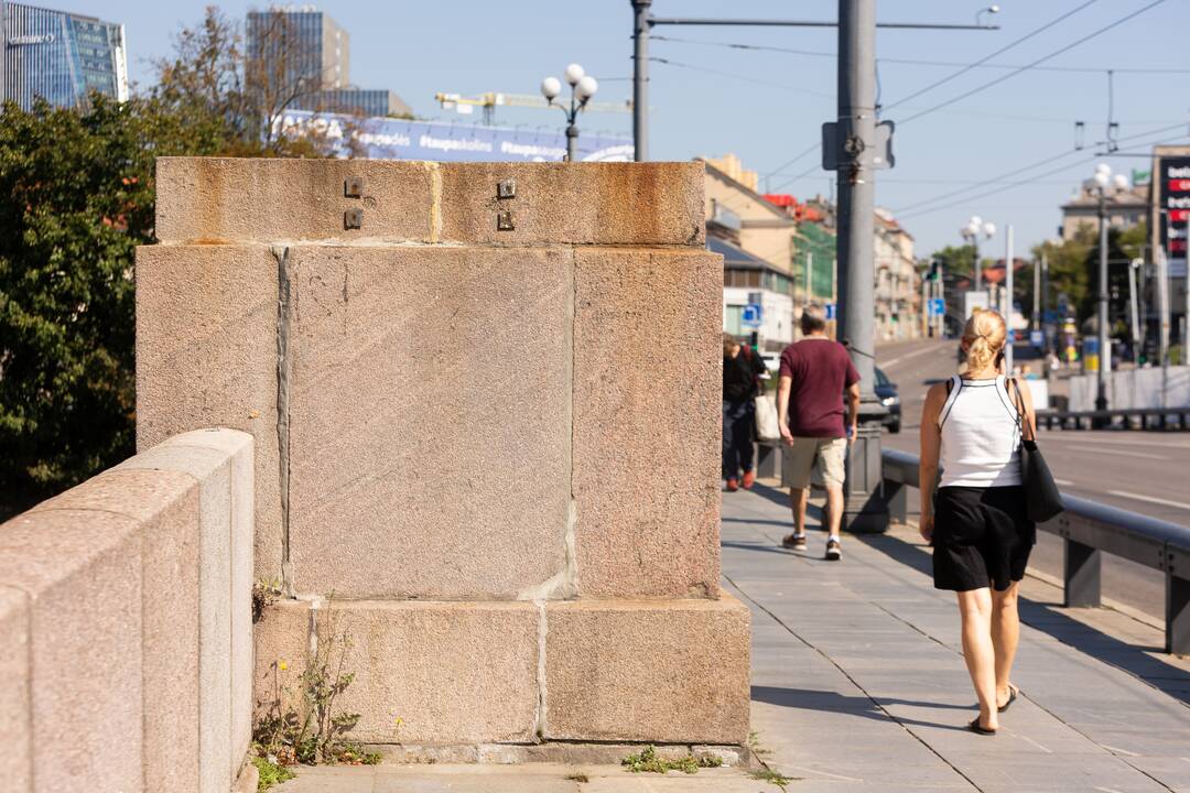 Nuo Žaliojo tilto Vilniuje pašalintos meninės instaliacijos, pakeitusios sovietines skulptūras