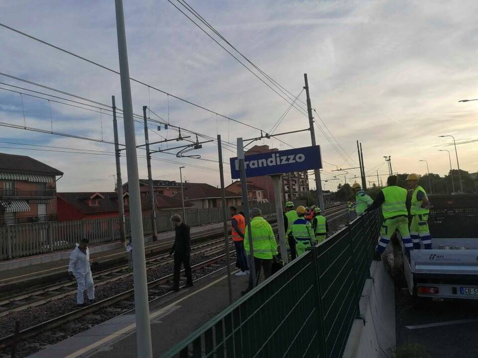 Italijoje žuvo penki geležinkelininkai, kuriuos naktį partrenkė traukinys