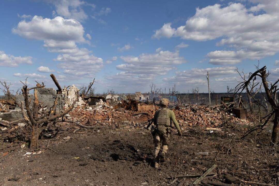 Ukraina sako per naktį numušusi virtinę okupantų dronų ir raketų