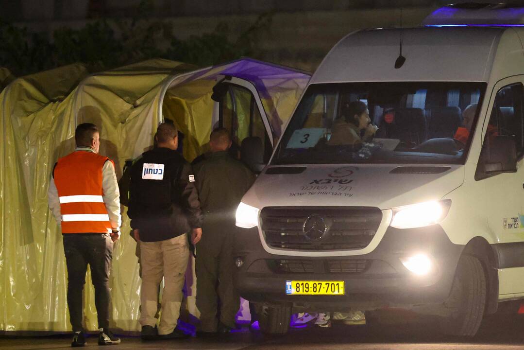 Izraelio kariuomenė: „Hamas“ perdavė dvi įkaites Raudonajam Kryžiui