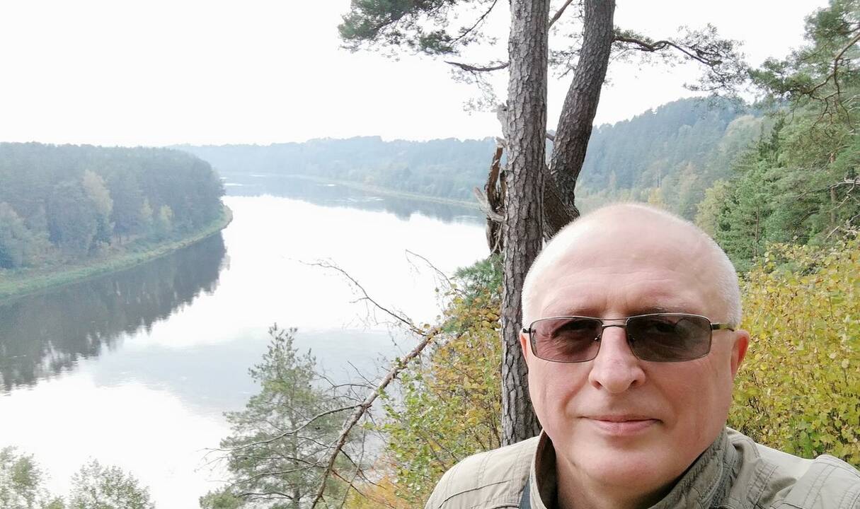 Saugumas: pasirinkus namų švaros priemones, svarbu perskaityti gamintojo etiketes ir griežtai laikytis naudojimo instrukcijų.